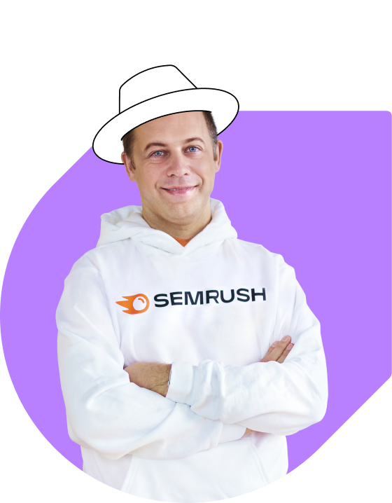 Ảnh của CEO kiêm nhà sáng lập Oleg Shchegolev đang mặc một chiếc áo hoodie màu trắng có logo Semrush cùng một chiếc mũ trắng được vẽ ở phần đầu