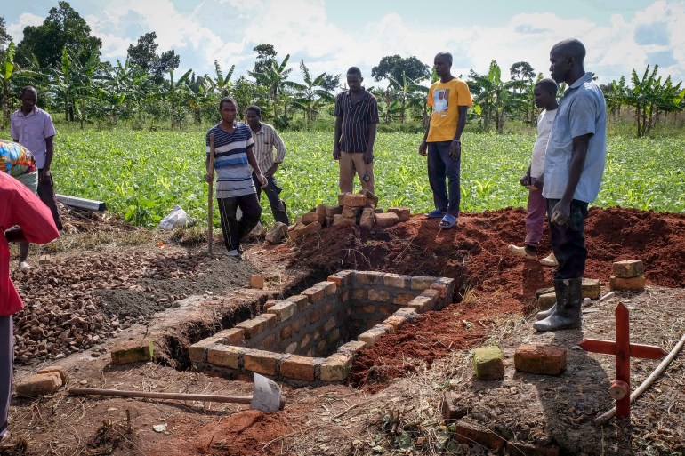 Relatives of a woman who died from Ebola prepare her grave in Kijavuzo village, Mubende district, Uganda