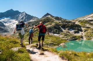 familie-wandern-adobe-stock.jpeg