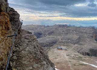 Felsiger Drahtseilversicherter Weg vor rauer Berglandschaft