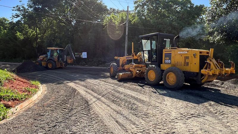 Prefeitura inicia preparo de base para pavimentação no Bosque dos Ipês