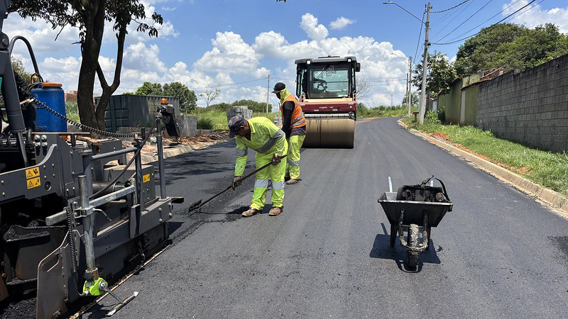 Foto  - Prefeitura inicia aplicação de asfalto no Bosque dos Ipês