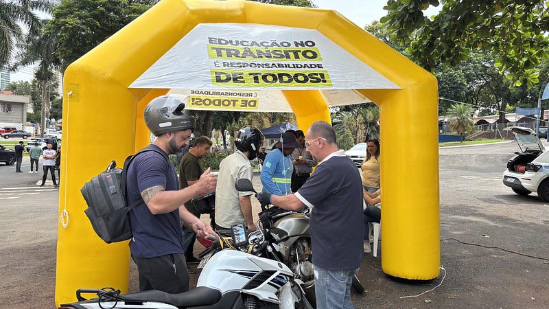 Ação de trânsito instala antenas corta-fio em motocicletas na Avenida Brasil