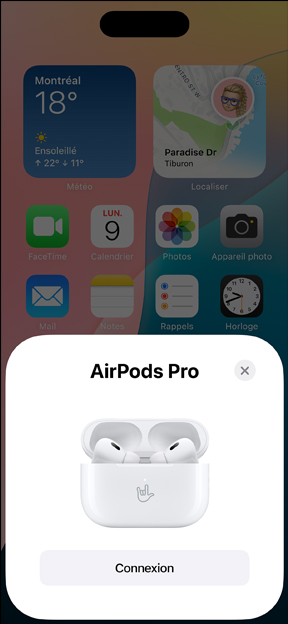 Étui de recharge MagSafe contenant des AirPods Pro, à côté d’un iPhone. Une tuile est affichée sur l’écran d’accueil d’iPhone; le bouton Connecter permet de jumeler facilement les AirPods.