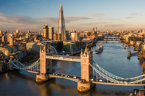 La città di Londra vista dall’alto con il fiume Tamigi e il Tower Bridge in primo piano.