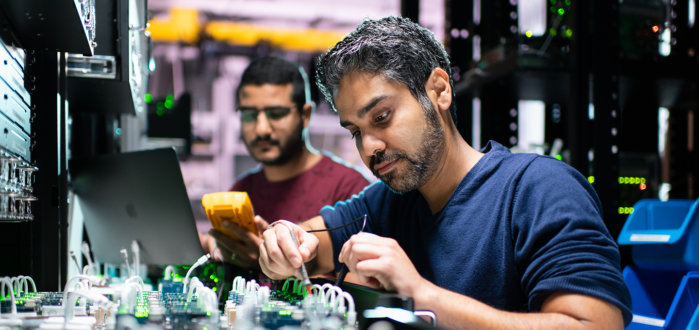 Due ingegneri Apple in laboratorio lavorano su alcuni componenti dell’iPhone