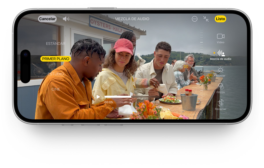 Se muestra la funcionalidad Mezcla de Audio en un iPhone 16 blanco