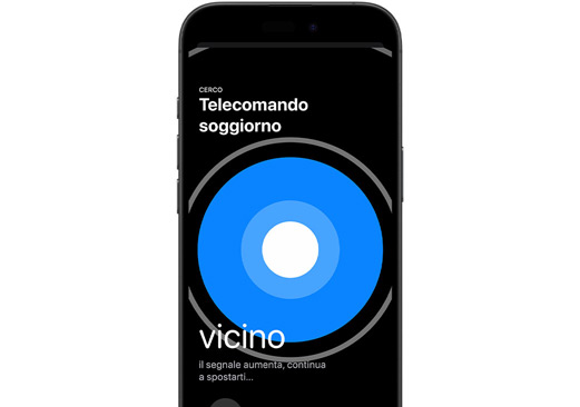 Un iPhone che viene usato per trovare il telecomando Siri Remote