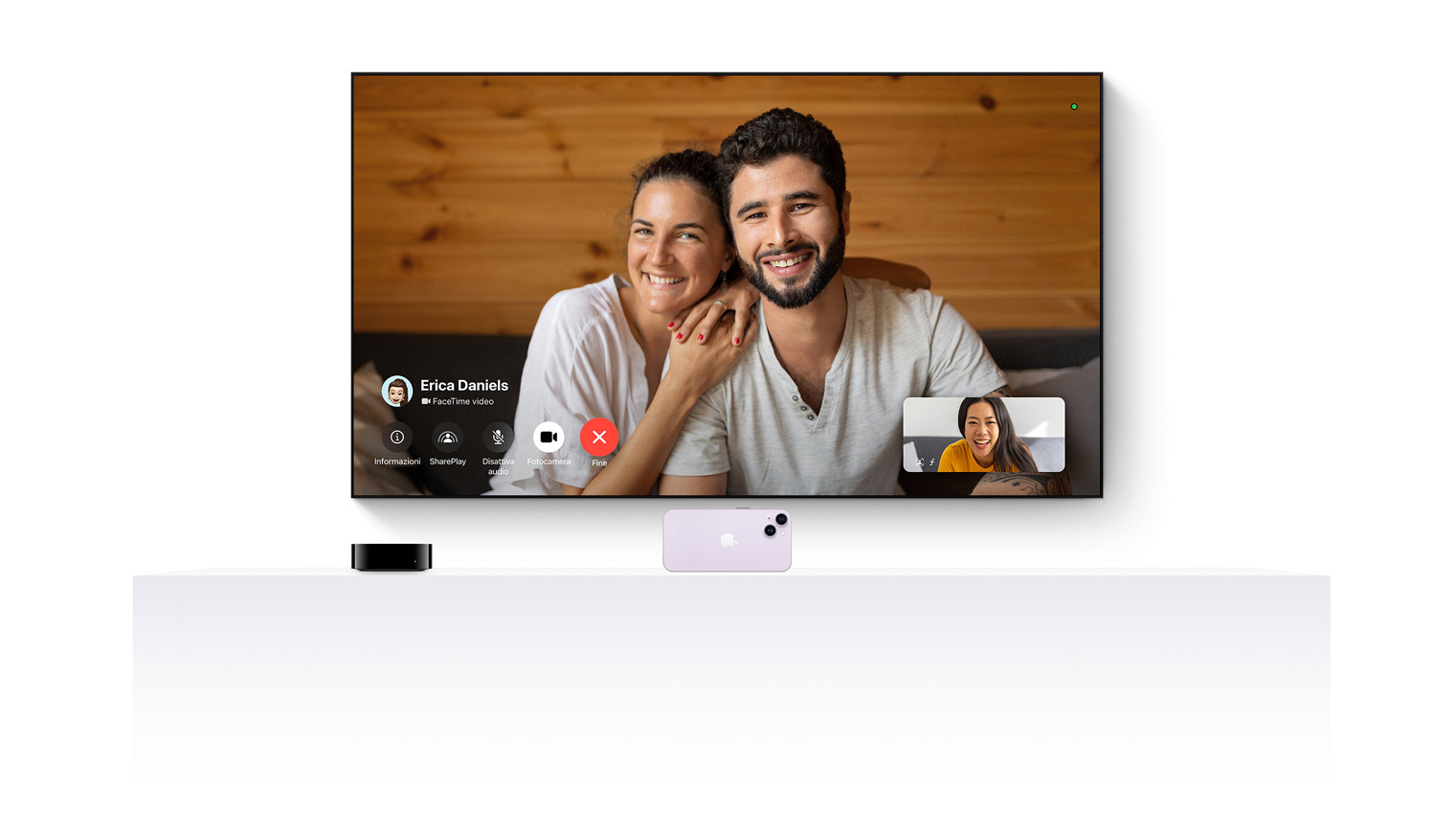 Una Apple TV 4K e un iPhone usati insieme per visualizzare una videochiamata FaceTime su un televisore a schermo piatto