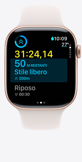 Un Apple Watch Series 10 visto di fronte che mostra sul display un allenamento di nuoto in piscina personalizzato e alcuni parametri.