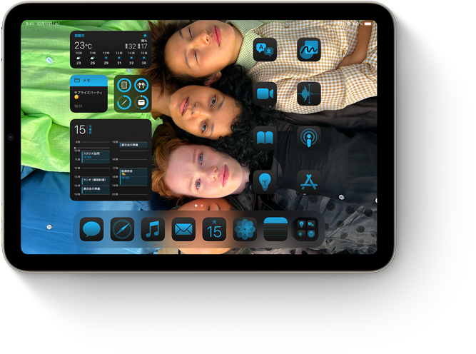 ホーム画面を表示したiPad mini。カスタマイズした壁紙に合わせてアプリやウィジェットがコーディネートされている。