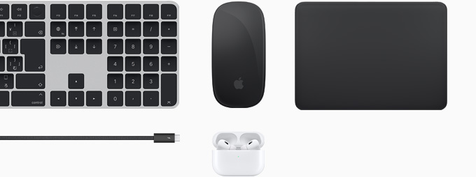 Magic Keyboard、Magic Mouse、Magic Trackpad、Thunderbolt 4 Proケーブル、AirPods Proを含むアクセサリのコレクション