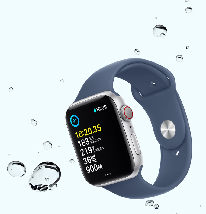 수영 운동 화면이 표시된 Apple Watch SE와 기기 주변에 물방울이 보이는 모습