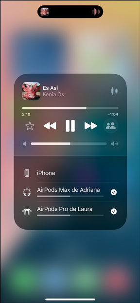 AirPods Pro en un estuche de carga junto a un iPhone, el iPhone está conectado a dos pares de AirPods, cada uno con su propio control de volumen.