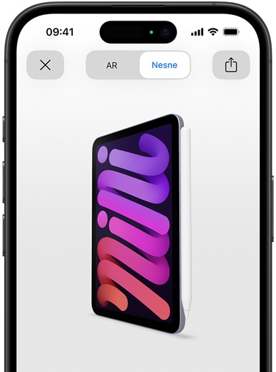 Artırılmış gerçeklik teknolojisiyle bir iPhone’da gösterilen iPad mini ve ona takılı bir Apple Pencil Pro.