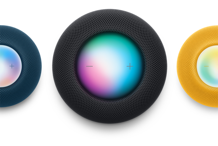 Ein HomePod mini in Blau, ein HomePod in Mitternacht und ein HomePod mini in Gelb, die von oben aufgenommen wurden. Siri ist aktiviert.