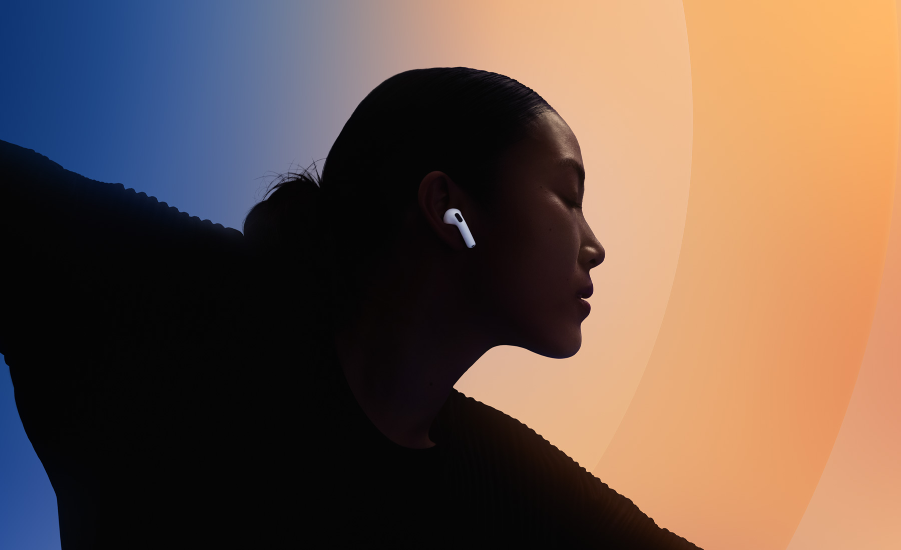 Uma pessoa a usar os AirPods 4 enquanto dança.