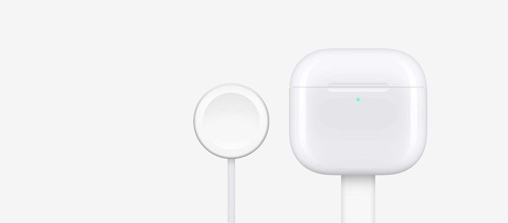 Carcasa de încărcare pentru AirPods 4 lângă un încărcător Apple Watch.