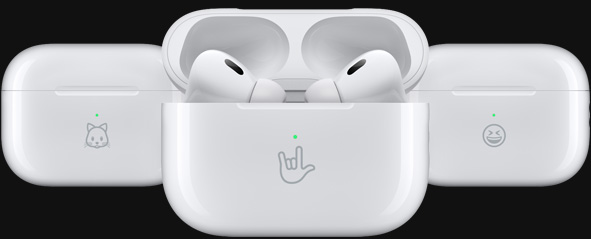 Trois Boîtiers de charge MagSafe sont gravés avec des exemples d’emoji : un chaton, le signe je t’aime et un smiley.