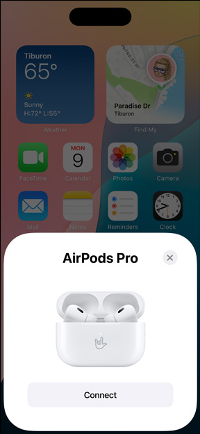 MagSafe-oplaadcase met AirPods Pro naast een iPhone. Bovenin het beginscherm van de iPhone is een melding te zien met een knop waarmee je de AirPods kunt koppelen.