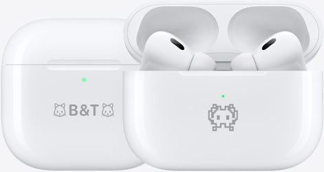 Trois Boîtiers de charge MagSafe sont gravés avec des exemples d’emoji : un chaton, le signe je t’aime et un smiley