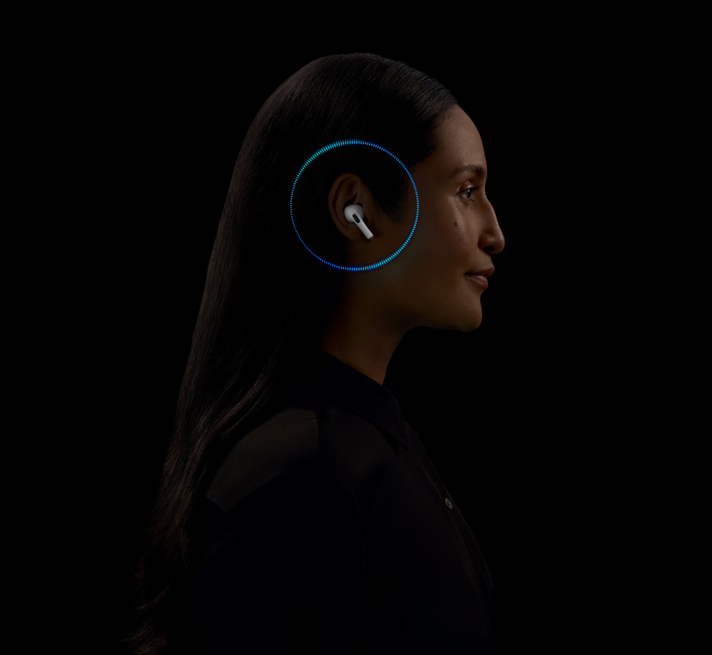 Une personne portant des AirPods Pro 2 avec des ondes sonores autour de son oreille.