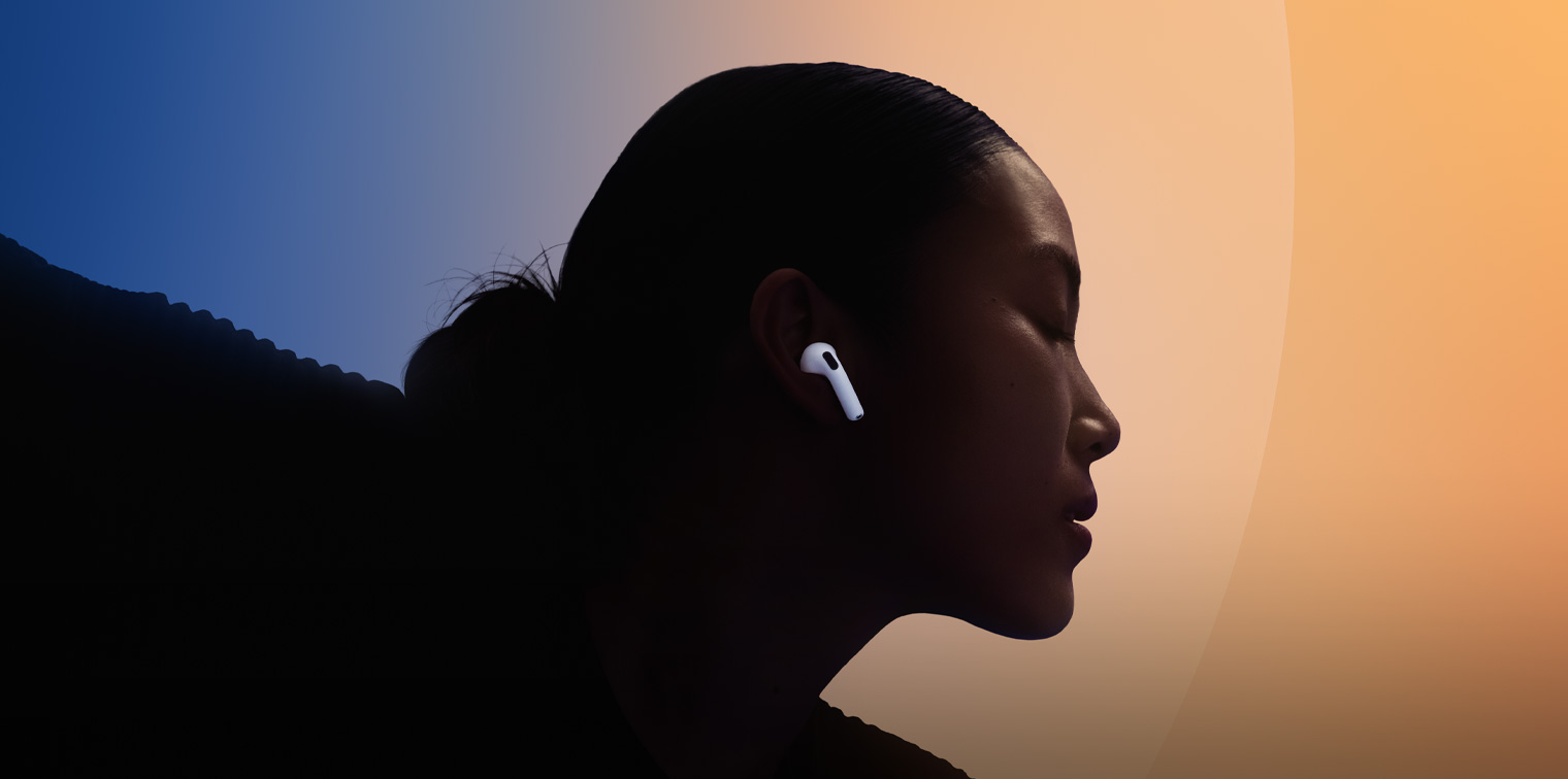 Une femme qui danse avec ses AirPods aux oreilles