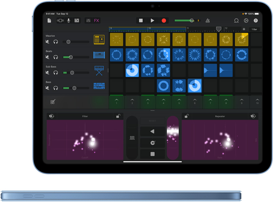 Garage Band aplikācija iPad un zils iPad ar pieskaņotu Smart Folio vāciņu sānskatā