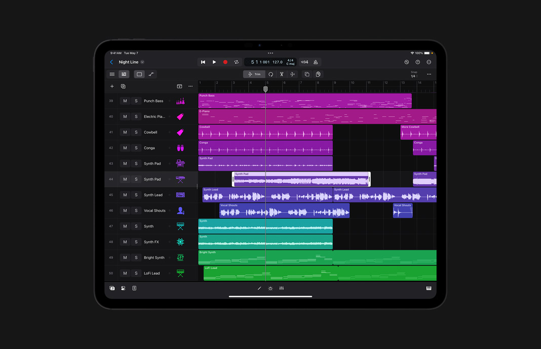 Vue d’ensemble de la navigation dans un projet multipiste dans Logic Pro sur iPad Pro.