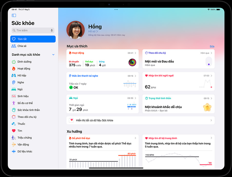 iPad Pro nằm ngang, màn hình hiển thị tóm tắt thông tin sức khỏe của người dùng trên ứng dụng Sức Khỏe