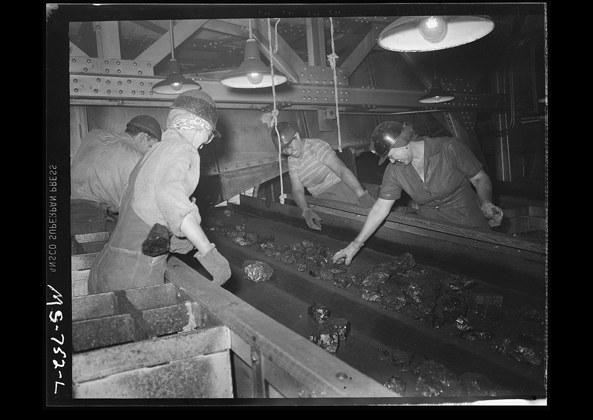 Russell Lee photo of women picking foreign matter out of coal