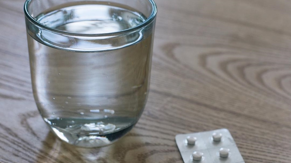 Antibiotika - Medizin-Revolution mit Nebenwirkungen - im Bild: Ein Glas mit Wasser, daneben eine angebrochene Tablettenverpackung. | Bild: BR Bild/ Lisa Hinder 