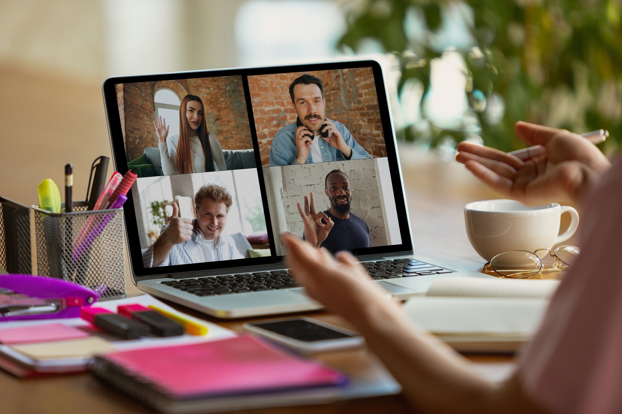 Bildschirm mit Meeting. Schadet es eurer Gesundheit, wenn ihr im Homeoffice arbeitet? Wir erklären Vor- und Nachteile vom Arbeiten zuhause und im Büro - und haben Tipps, wie ihr im Homeoffice gesund bleibt.  | Bild: colourbox.com