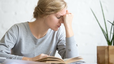 Sitzen kann krqank machen - das belegen zahlreiche Untersuchungen. Bewegungsmangel erhöht das Risiko für zahlreiche Erkrankungen, wie Diabetes oder Übergewicht. (im Bild: Frau sitzt am Schreibtisch und stützt sich den Kopf auf.) | Bild: colourbox.com