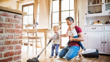 Mann bringt seinem Sohn das Staubsaugen bei. Auch immer mehr Männer lehnen Klischees von Männlichkeit und traditionelle Männlichkeitsbilder ab. Wie Vorbilder in Job und Familie neue Rollenbilder prägen.  | Bild: colourbox.com