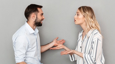 Ein Mann und eine Frau streiten. Zoff, stichelnde Bemerkungen oder beleidigtes Schweigen - Streitereien belasten Beziehungen. Oft stecken hinter banalen Anlässen tiefere Konflikte. Wie können wir verhindern, dass Meinungsverschiedenheiten eskalieren? Wie streitet man richtig und löst Konflikte konstruktiv? | Bild: colourbox.com