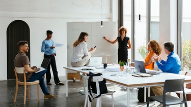 Frauen und Männer arbeiten im Team zusammen. Teamfähigkeit ist eine der wichtigsten Eigenschaften, die Arbeitgeber an ihren Mitarbeitern schätzen. | Bild: picture alliance / Westend61 | Bonninstudio