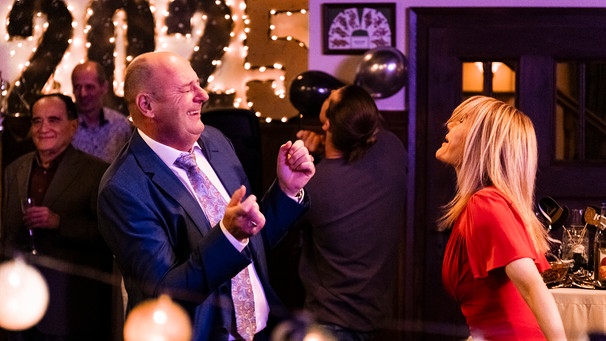 Dahoam is Dahoam: Hubert (Berndhard Ulrich) tanzt mit Uschi (Silke Popp) auf der Silvesterparty im Brunnerwirt. | Bild: BR/Lena Semmelroggen