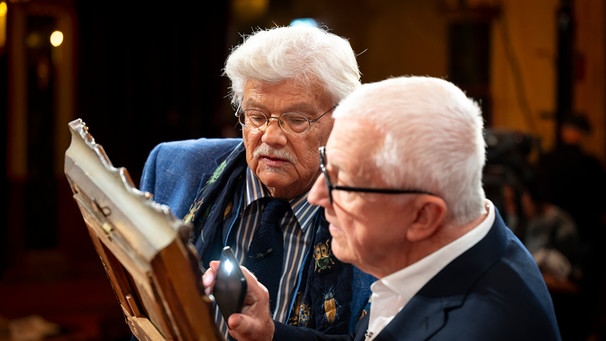 Die Experten für Gemälde: Prof. Dr. Hans Ottomeyer (Kunsthistoriker, München, links) und Dr. Herbert Giese (Kunsthistoriker, Wien). Was gibt es für Indizien? | Bild: BR/Ralf Wilschewski