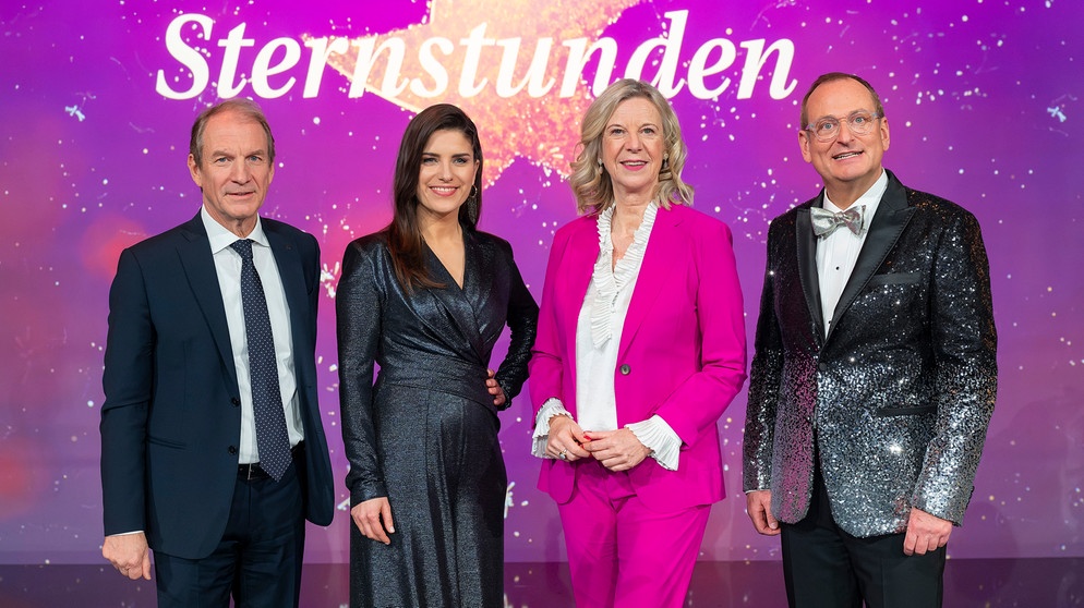 Freuen sich über einen erneuten Spendenrekord: Thomas Jansing, Vorstandvorsitzender und Initiator von Sternstunden e. V., Moderatorin Sandra Rieß, BR-Intendantin Dr. Katja Wildermuth und Moderator Volker Heißmann (v. l.). | Bild: BR / Ralf Wilschewski