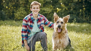 Der Verdacht / Lino de Greiff als Flori, mit Filmhund Chewakka als Racko | Bild: Filmbüro Münchner Freiheit GmbH / Philipp Thurmaier