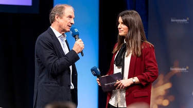 Thomas Jansing (Vorstandvorsitzender und Initiator, Sternstunden) und Sandra Rieß (Moderation, Bayerischer Rundfunk) im Interview | Bild: BR / Ralf Wilschewski