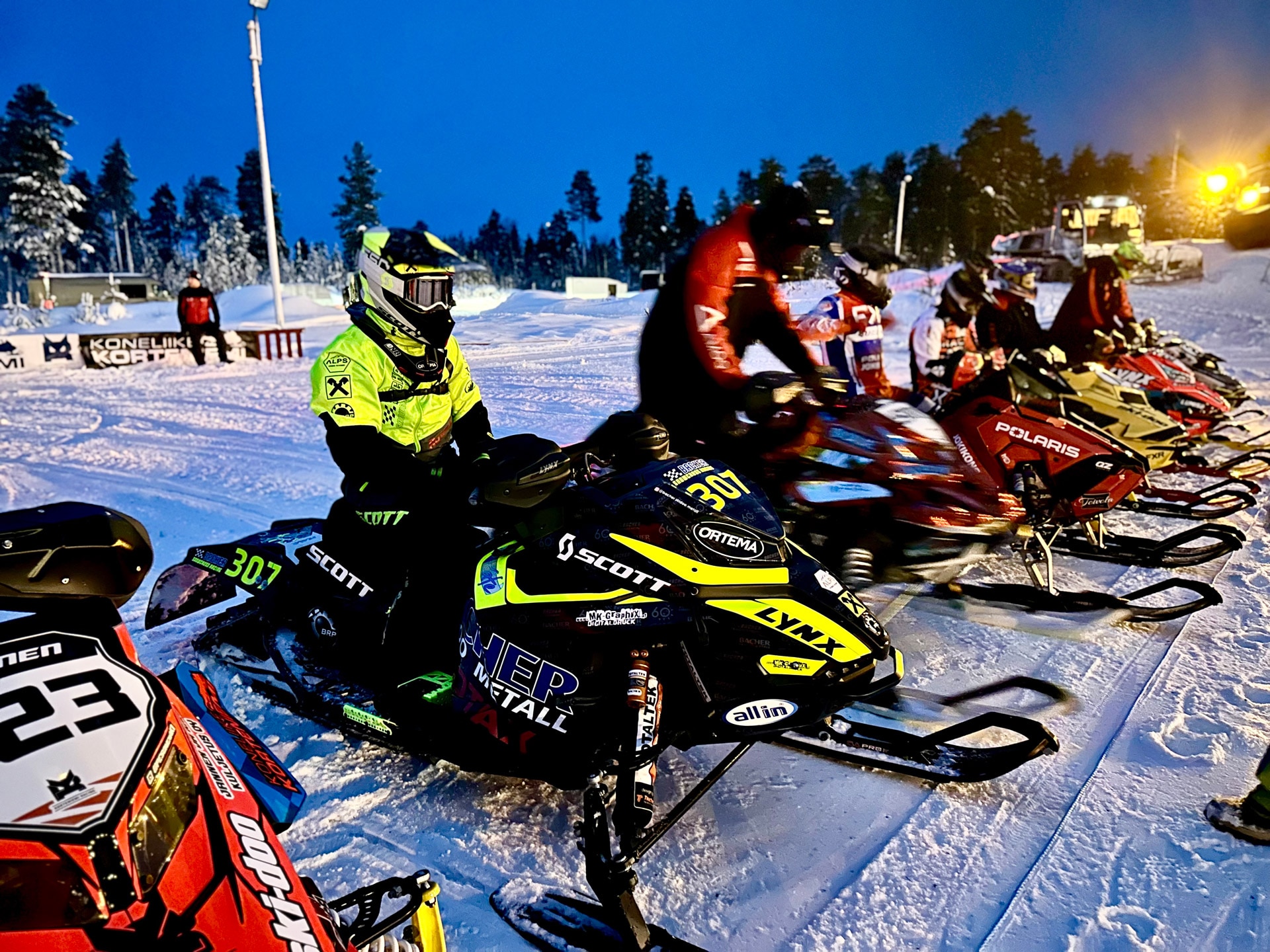 Το Snowcrosser Elias Bacher έχει ένα δυνατό ξεκίνημα στη σεζόν στη Φινλανδία!