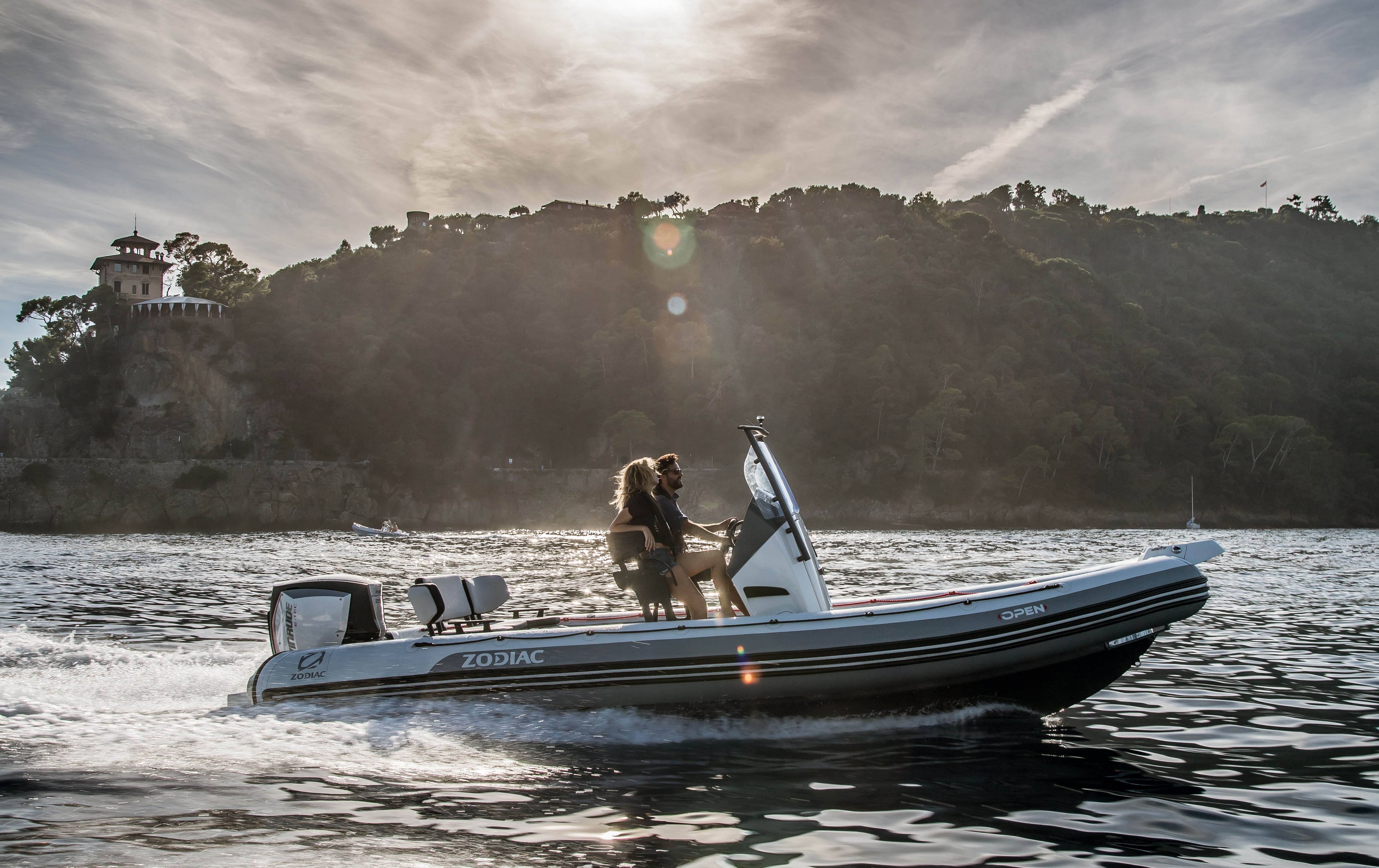 Couple on a boat propulsed by Evinrude outboard motor