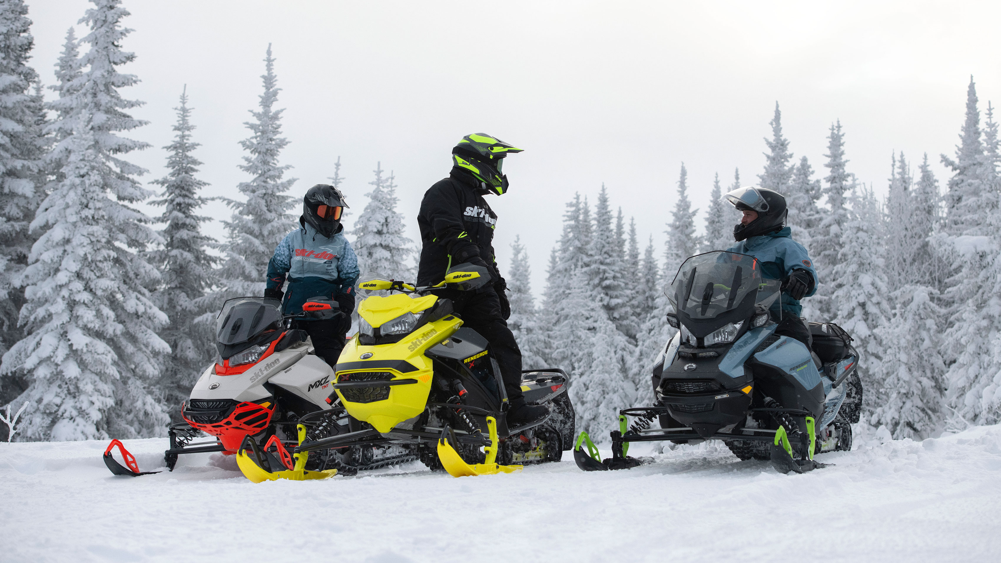 Dikush duke hipur në një makinë dëbore Ski-Doo