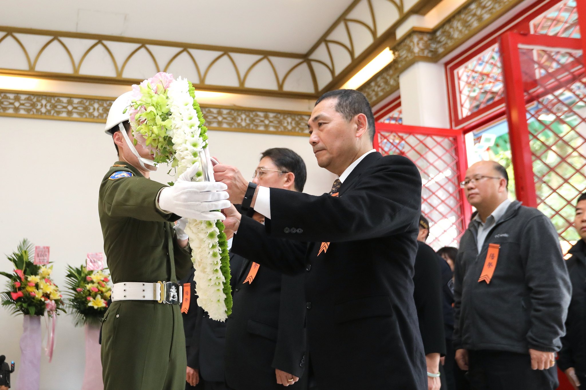 市長向烈義士獻花致敬