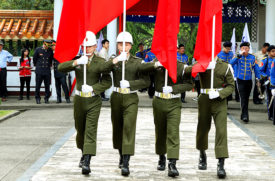 祭典開始，憲兵旗隊前導入場