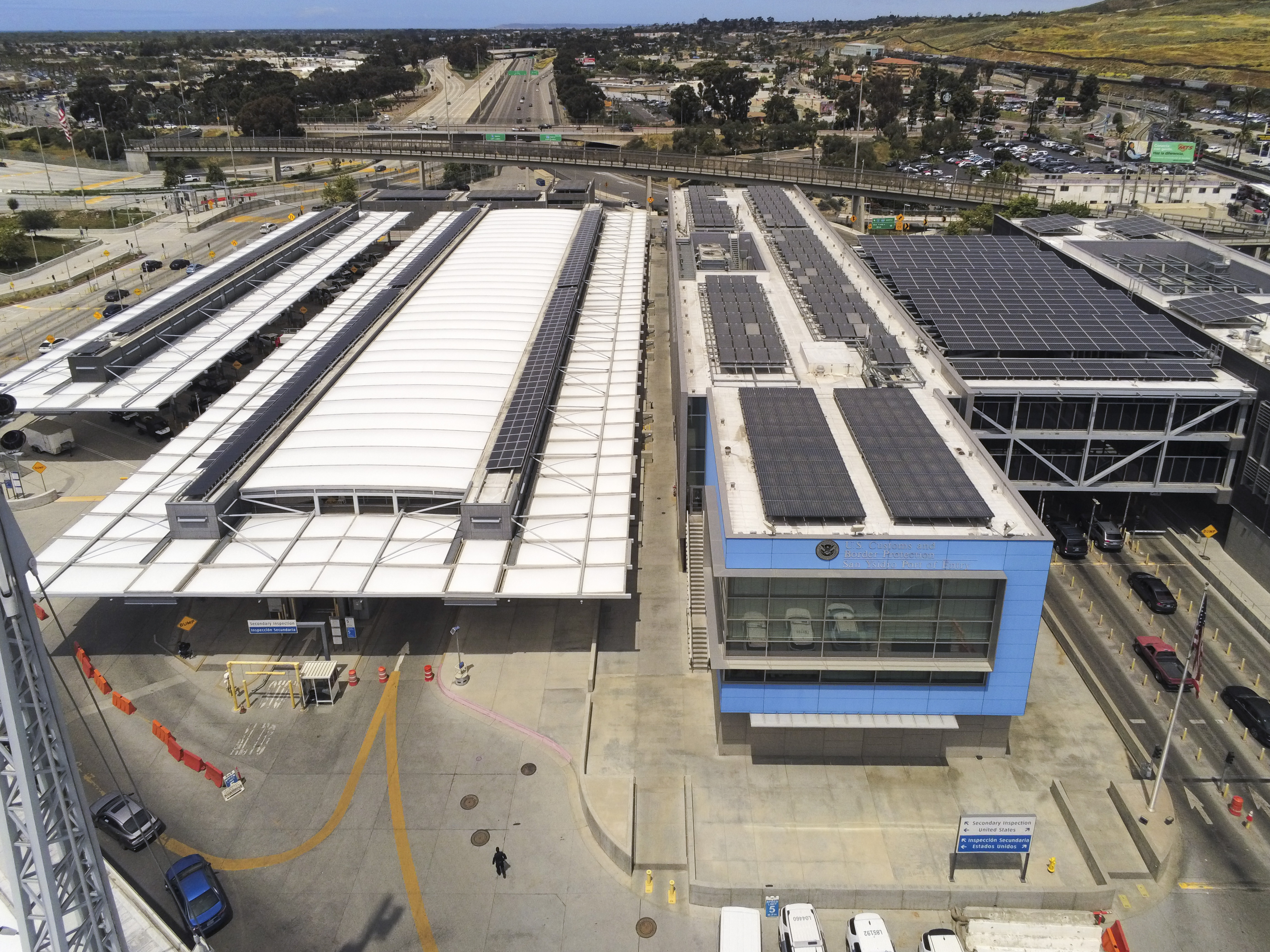 The port of San Ysidro was designed to eliminate the need for daytime lighting while keeping temperatures cool.