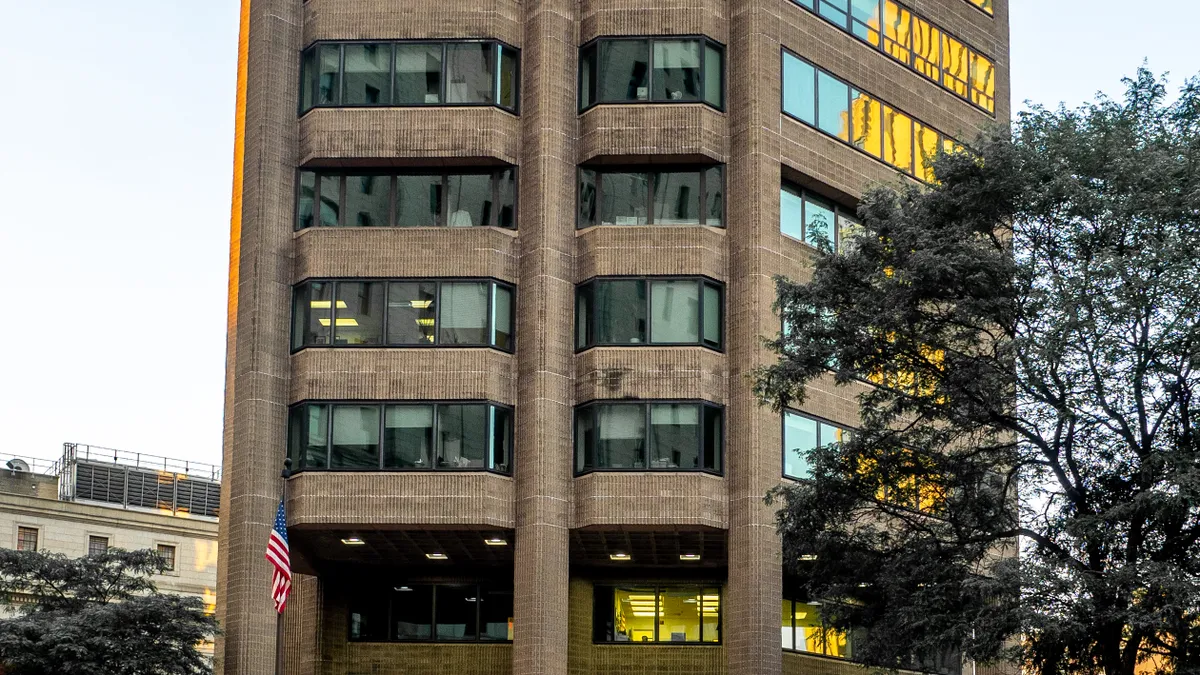 A picture of the Silvio J. Mollo Federal Building in Manhatttan.