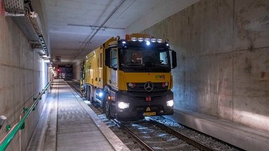 Like a giant “vacuum cleaner” - Mercedes-Benz Actros on rails cleans track beds in the Netherlands and Belgium